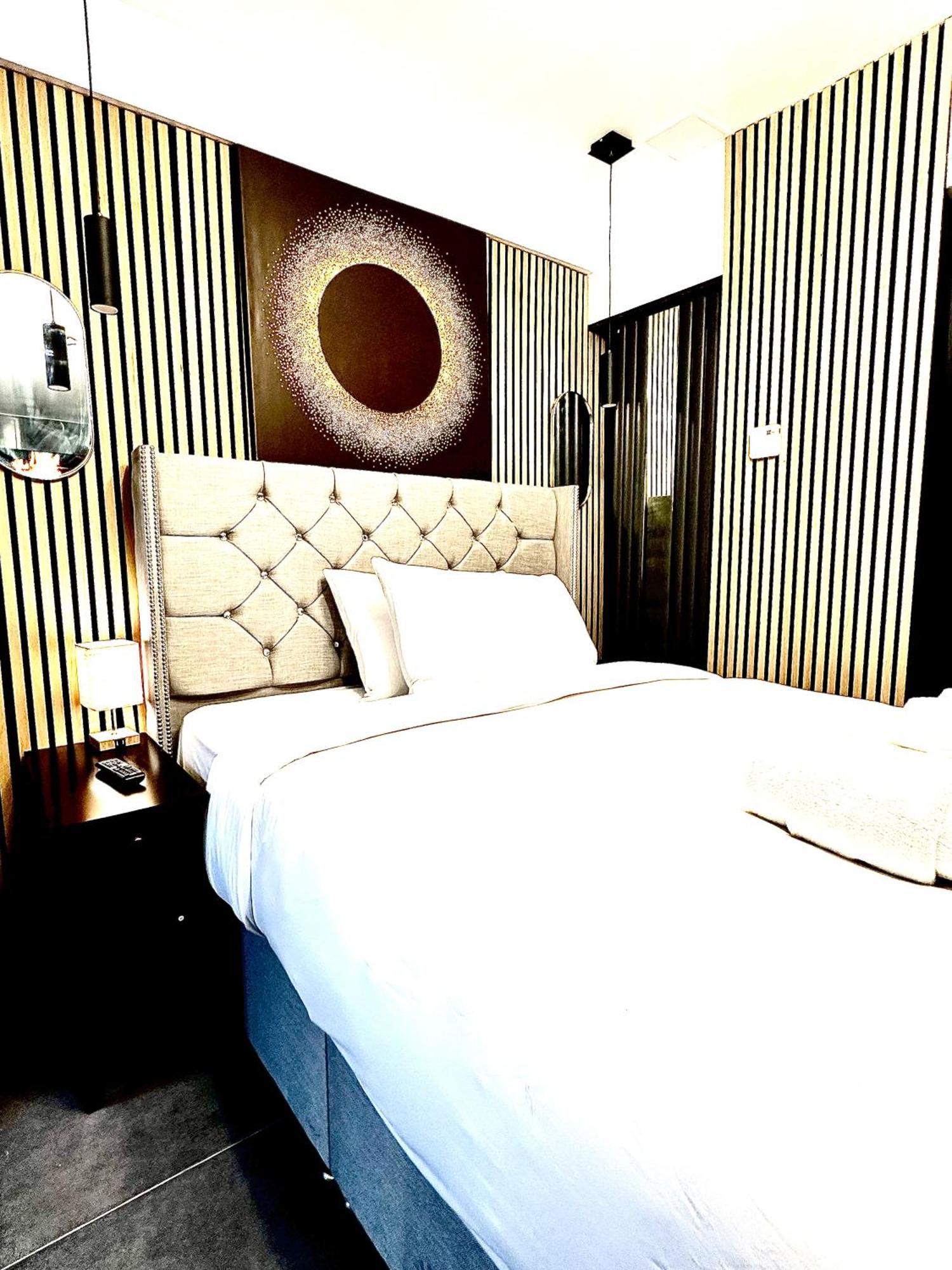 G Eighty Four Apart otel Londra Dış mekan fotoğraf