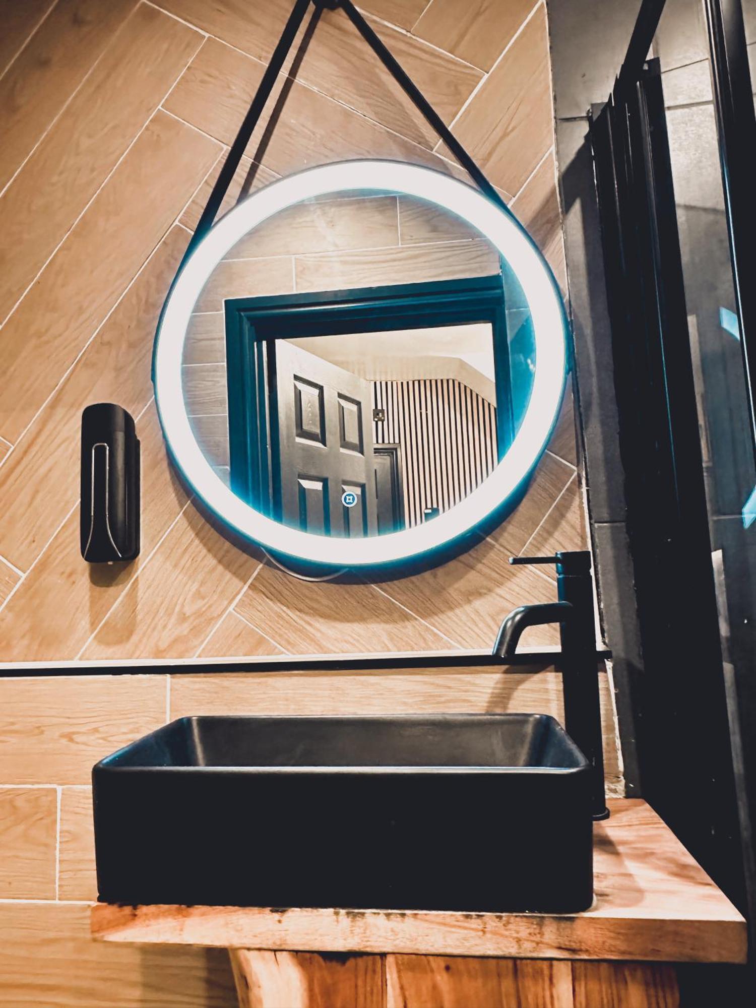 G Eighty Four Apart otel Londra Dış mekan fotoğraf