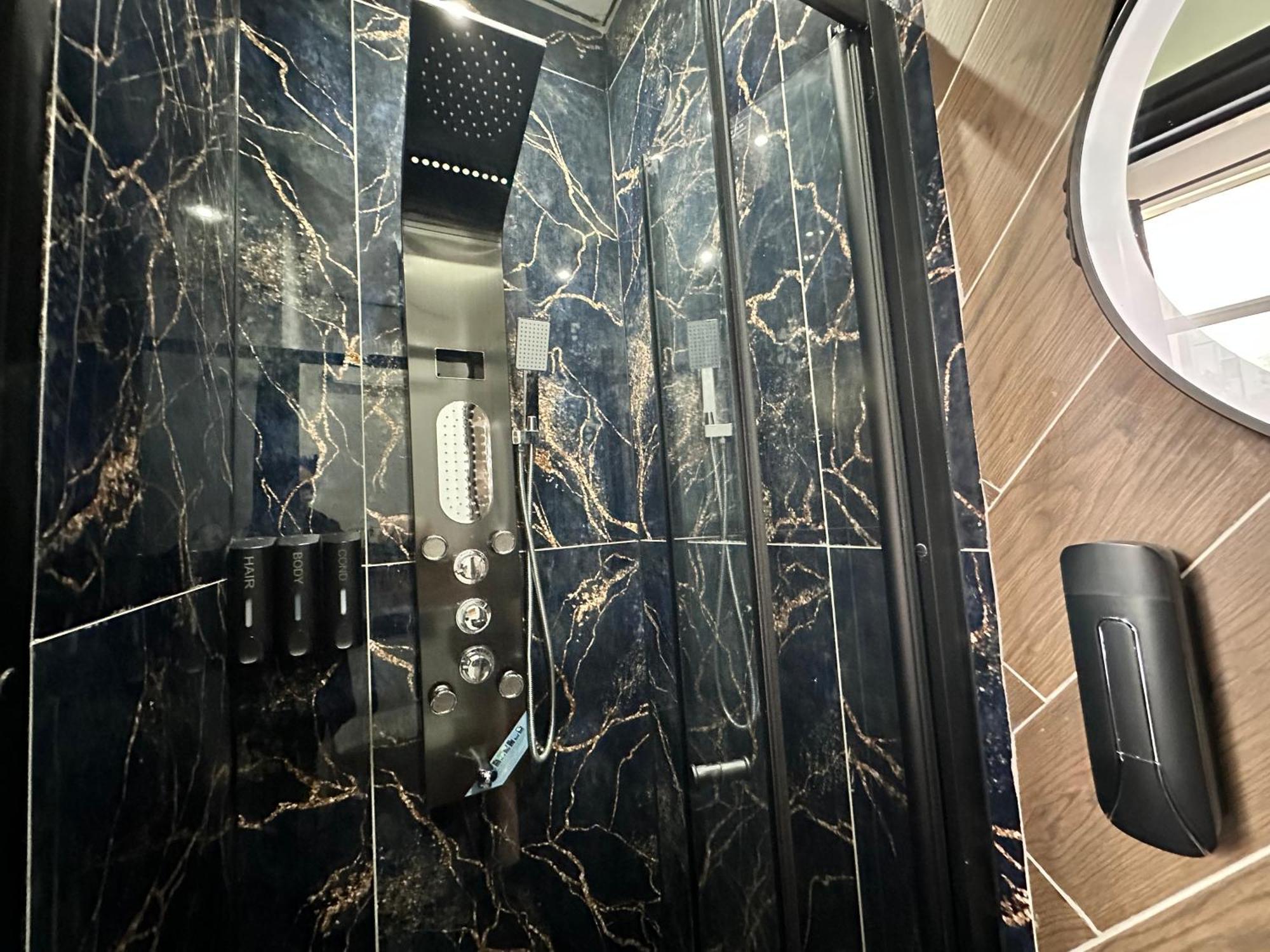 G Eighty Four Apart otel Londra Dış mekan fotoğraf