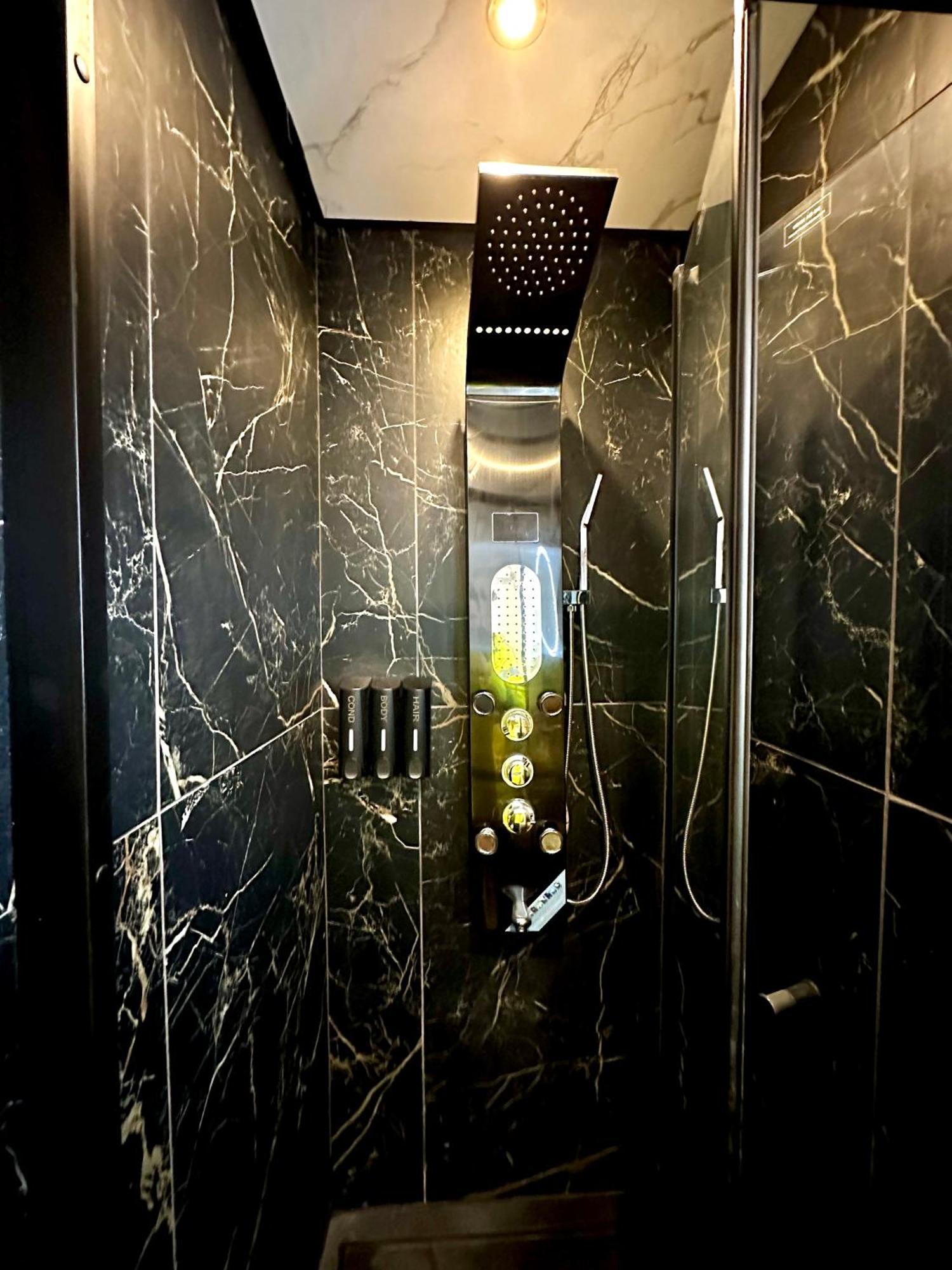 G Eighty Four Apart otel Londra Dış mekan fotoğraf